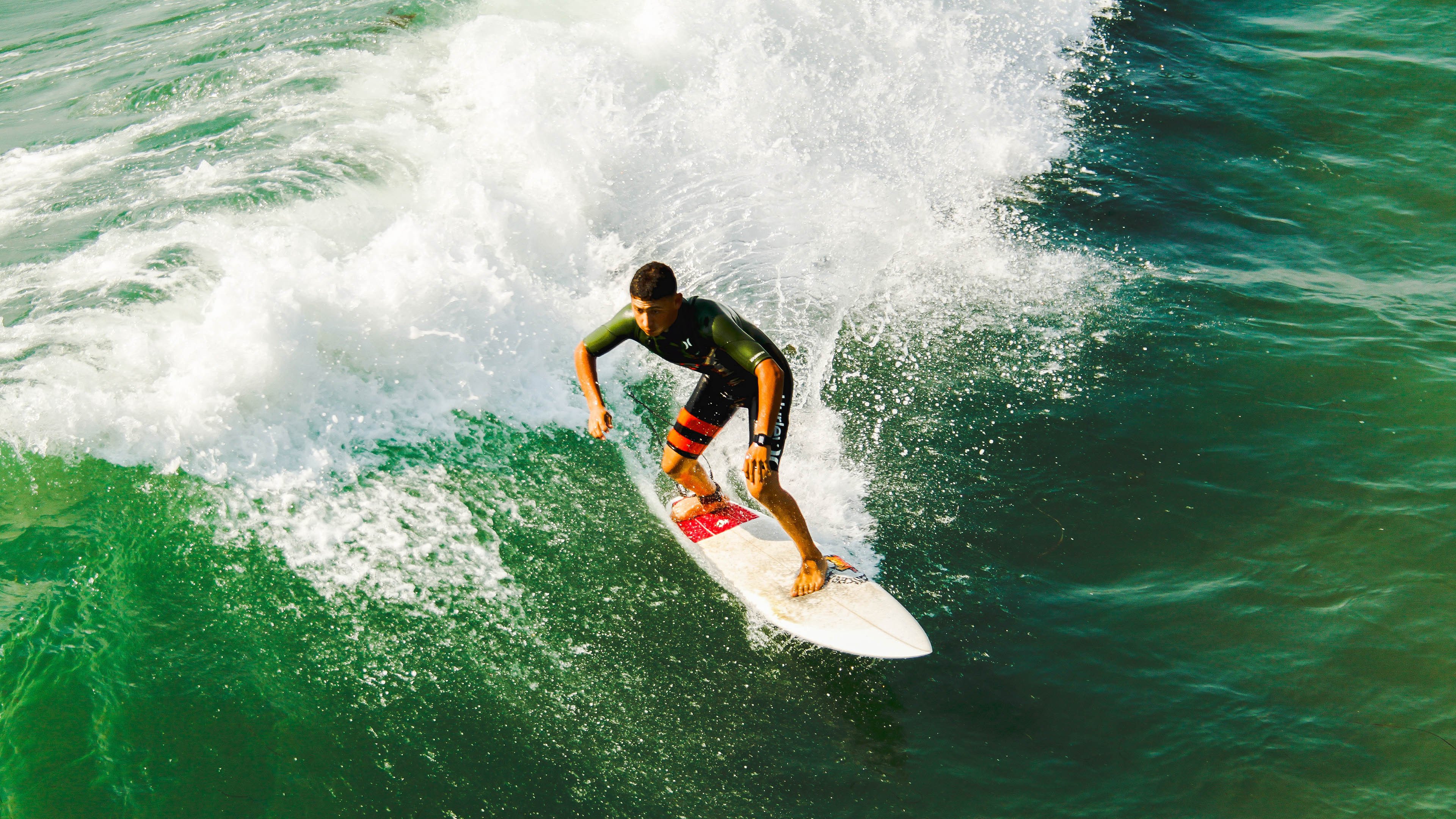 冲浪比赛惊险刺激 海浪中的英雄，冲浪大赛